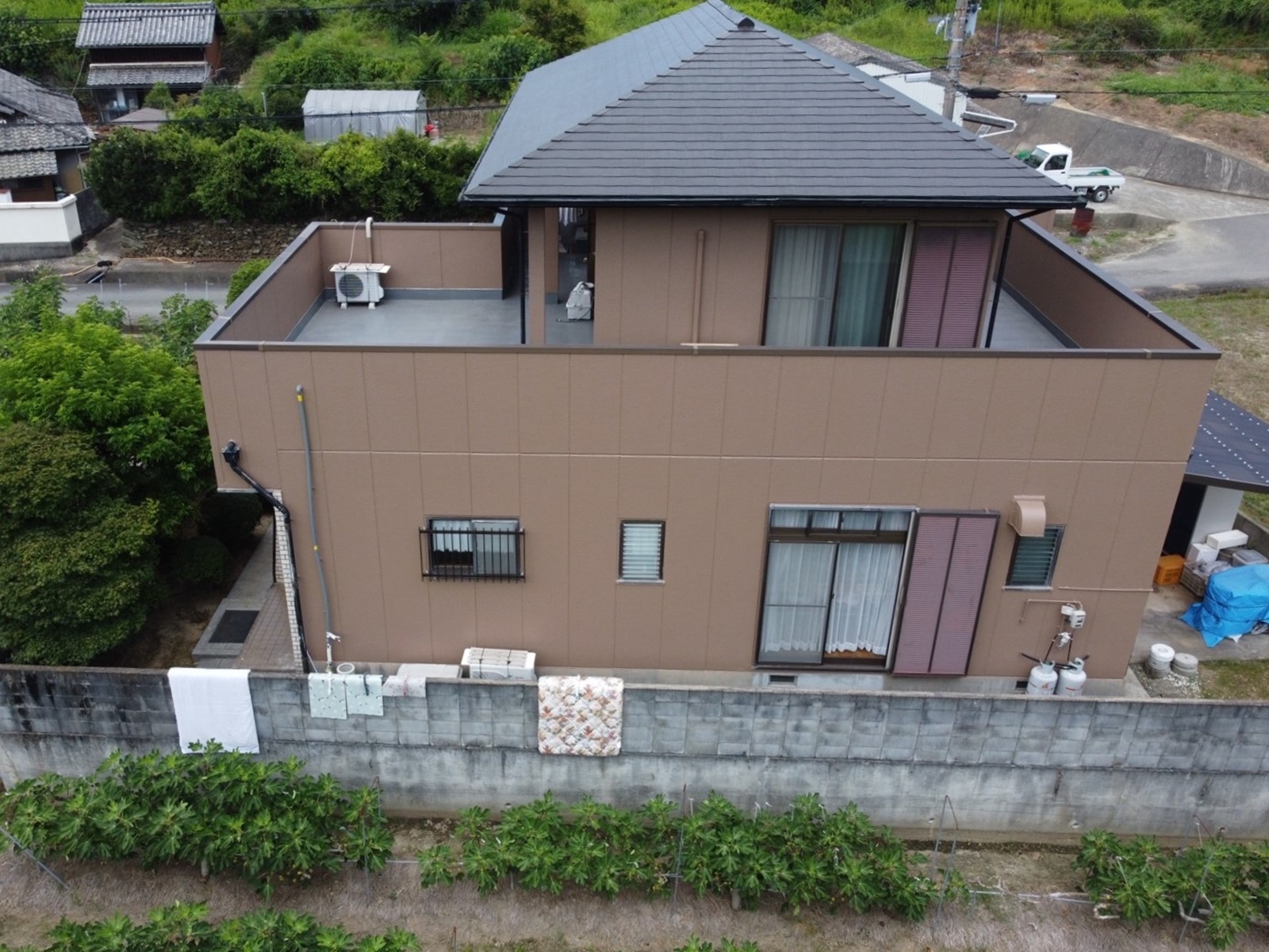 【和歌山市】K様邸『明るすぎず暗すぎない、ディープグレー系の色で屋根を塗装。更に外壁にはブラウン系の色を使用することで、落ち着いた風合いの仕上がりに…✧₊°』