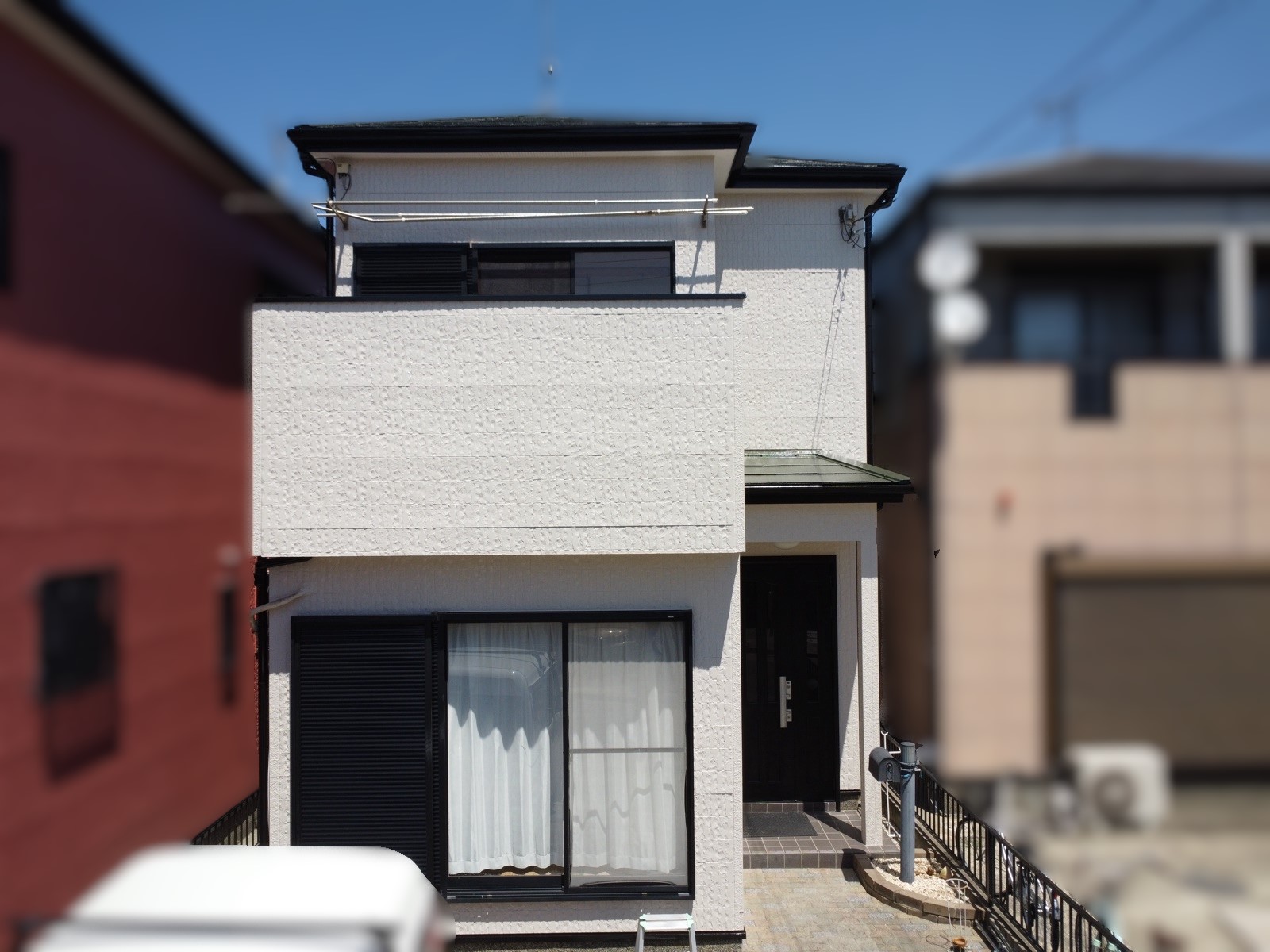 【和歌山市】T様邸『明るい色合いのグレージュ系の外壁とシンプルなブラック系の色で屋根を塗装。周りの風景にマッチしやすい、光沢感溢れる素敵な仕上がりに…✧₊°』