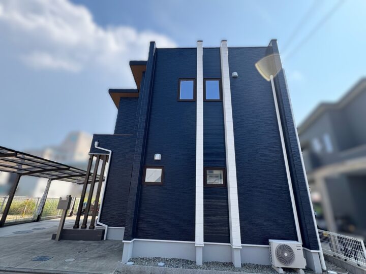 【和歌山市】H様邸<br>『明るい色合いのグレージュ系の外壁とシンプルなブラック系の色で屋根を塗装。周りの風景にマッチしやすい、光沢感溢れる素敵な仕上がりに…✧₊°』