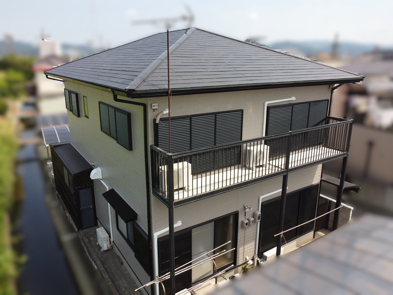 【和歌山市】Y様邸『明るい色合いのグレージュ系の外壁とシンプルなブラック系の色で屋根を塗装。周りの風景にマッチしやすい、光沢感溢れる素敵な仕上がりに…✧₊°』