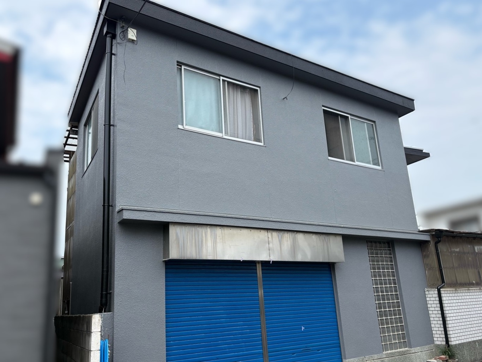 【和歌山市】O様邸『深みのあるグレー系の外壁に差し色としてシンプルなブラック系の色で塗装することで、重厚感が溢れる色合いの仕上がりに…✧₊°』