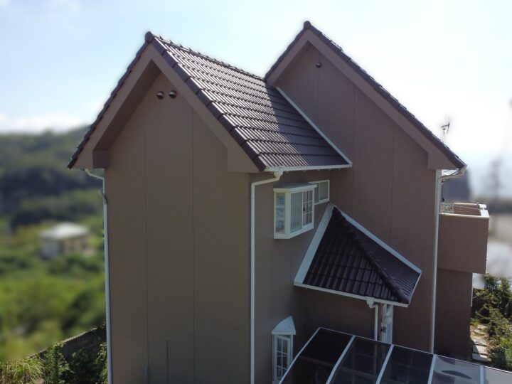 【和歌山市】O様邸<br>『明るい色合いのグレージュ系の外壁とシンプルなブラック系の色で屋根を塗装。周りの風景にマッチしやすい、光沢感溢れる素敵な仕上がりに…✧₊°』