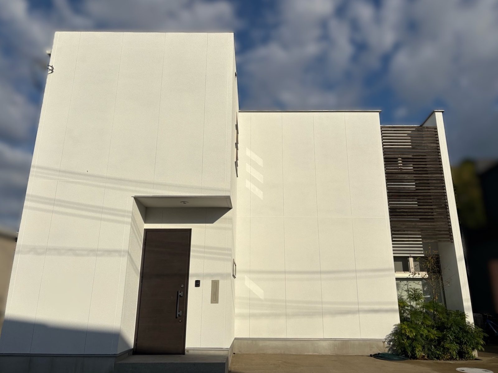 【和歌山市】F様所有物件『シンプルで清潔感のあるホワイト系の外壁と落ち着いたグレー系の屋根カバーで、光沢感のある素敵な仕上がりに…✧₊°』