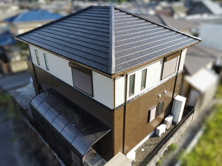 【和歌山市】U様邸<br>『深みのあるブラウン系と、明るい印象のグレージュ系の2色で外壁を塗装。屋根には濃い色合いのディープブラウンを使用し色合いを揃えることで、モダンで落ち着いた風合いの仕上がりに…✧₊°』