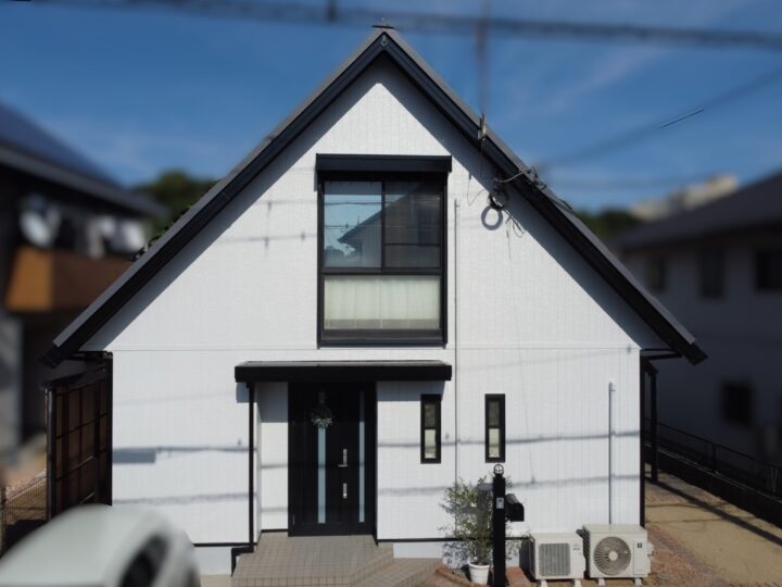【和歌山市】S様邸<br>『シンプルで清潔感溢れるホワイト系の色で外壁を塗装。屋根のカバー材には重厚感のあるギングロを選ぶことで、光沢感のある素敵な仕上がりに…✧₊°』
