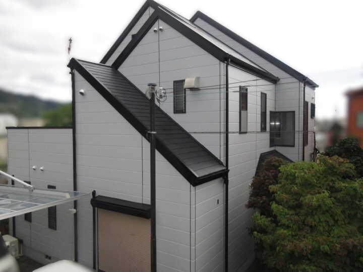 【海南市】T様邸<br>『シンプルで清潔感のあるホワイト系の塗料で、光沢感が抑えられた落ち着きのある仕上がりに…✧₊°』<br>累計口コミ数 140件超えの外壁塗装・屋根塗装・雨漏り専門店<br>【外壁塗装 屋根塗装 海南市 エースペイント】🏠✨