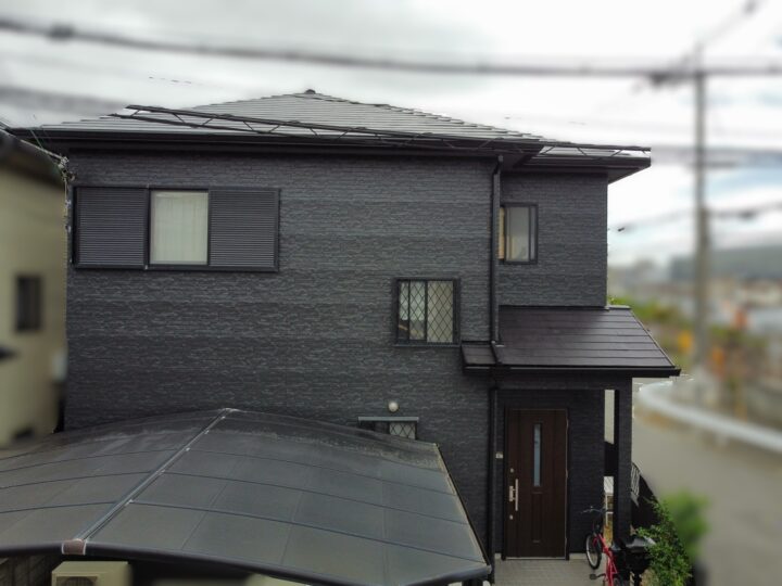 【和歌山市】S様邸『重厚感溢れるディープグレー系の外壁をコーティング剤で保護することで、長期にわたってお家を保護する素敵な仕上がりに…˖✧』<br>Google口コミ数 1位の外壁塗装・屋根塗装・雨漏り専門店<br>【外壁塗装 屋根塗装 和歌山市 エースペイント】🏠✨