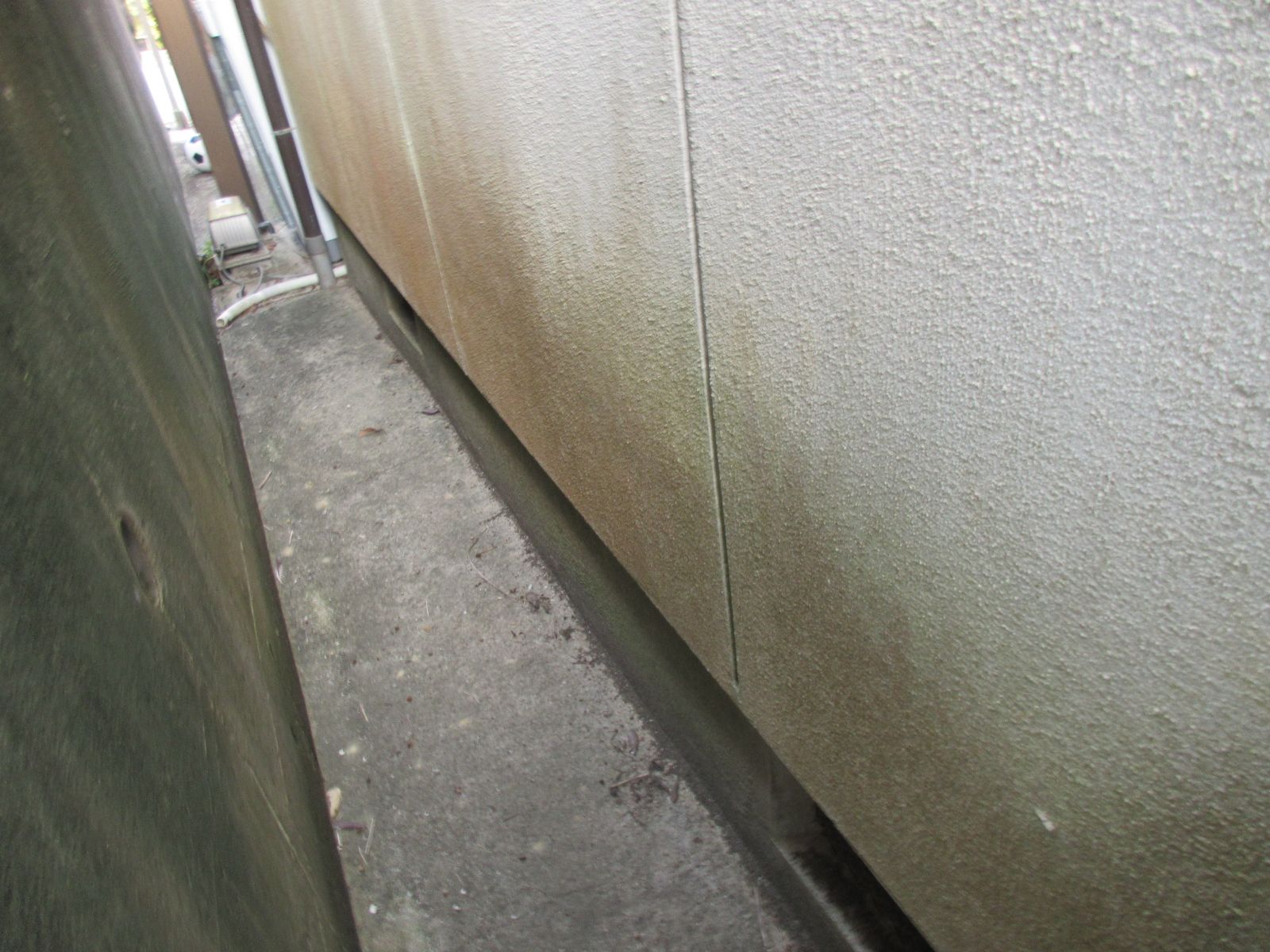 【和歌山市】M様邸　外壁塗装工事<br>『レンガ調の玄関周りにホワイトの外壁・擁壁が神秘的で新築の様な仕上がりに…°˖✧✧˖°』3