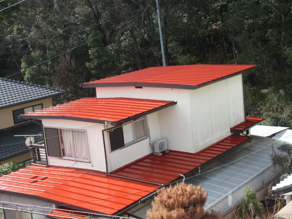 【和歌山市】　T様邸　屋根塗装工事<br>『鮮やかなオレンジ色の屋根が青空に映える素敵なお家に…✧₊°』2
