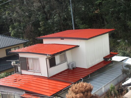 【和歌山市】　T様邸　屋根塗装工事<br>『鮮やかなオレンジ色の屋根が青空に映える素敵なお家に…✧₊°』