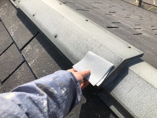 和歌山市密着の外壁塗装・屋根塗装専門店エースペイントの屋根板金の塗装　ケレン