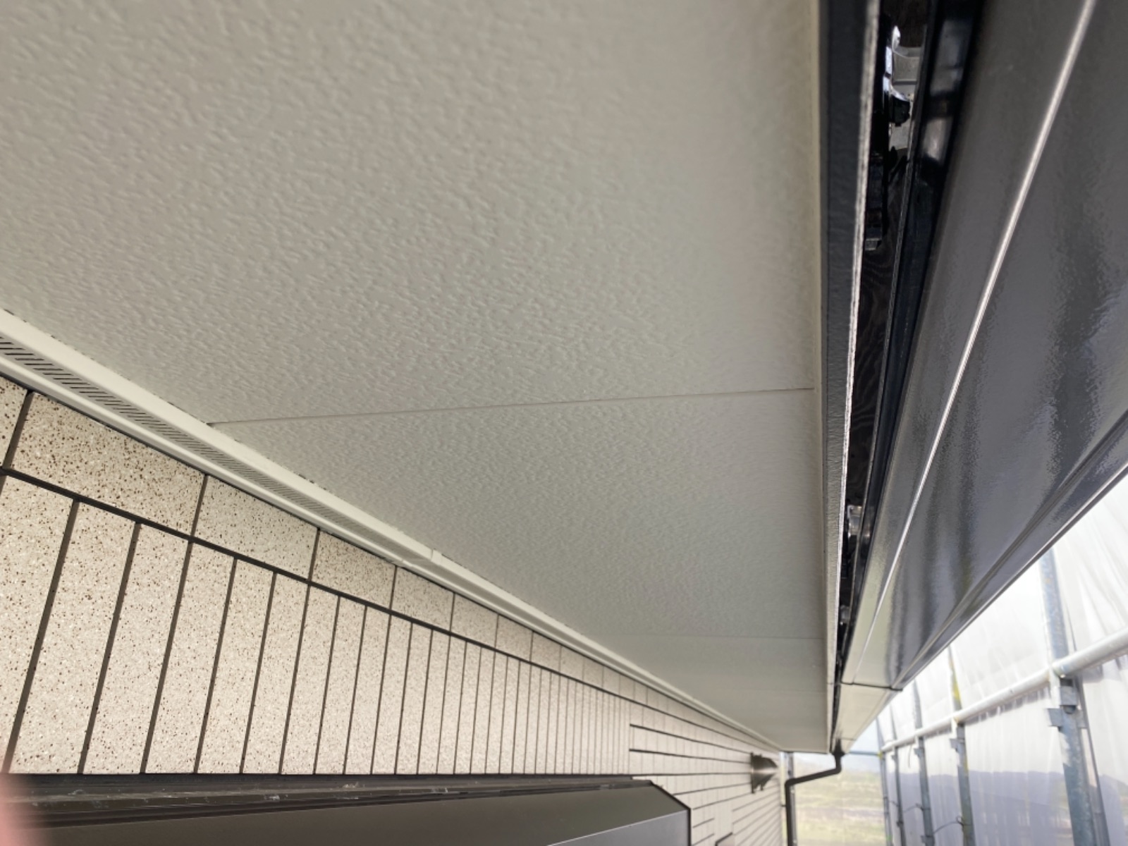 【紀の川市】 S様邸 屋根・付帯部塗装工事<br>『耐候色のブラックの屋根が際立つ素敵なお家に…✧₊°』12