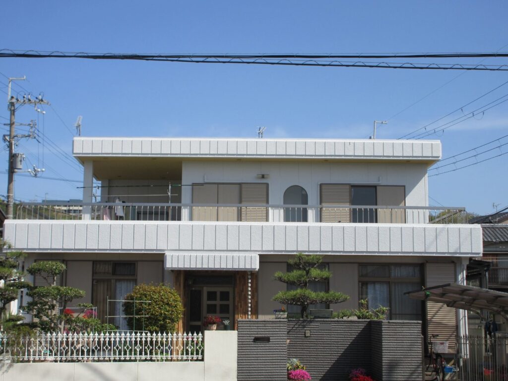 【和歌山市】E様邸　 外壁塗装・防水工事<br>『ホワイトの外壁とパラペットが新築の様な仕上がりのお家に…✧₊°』2