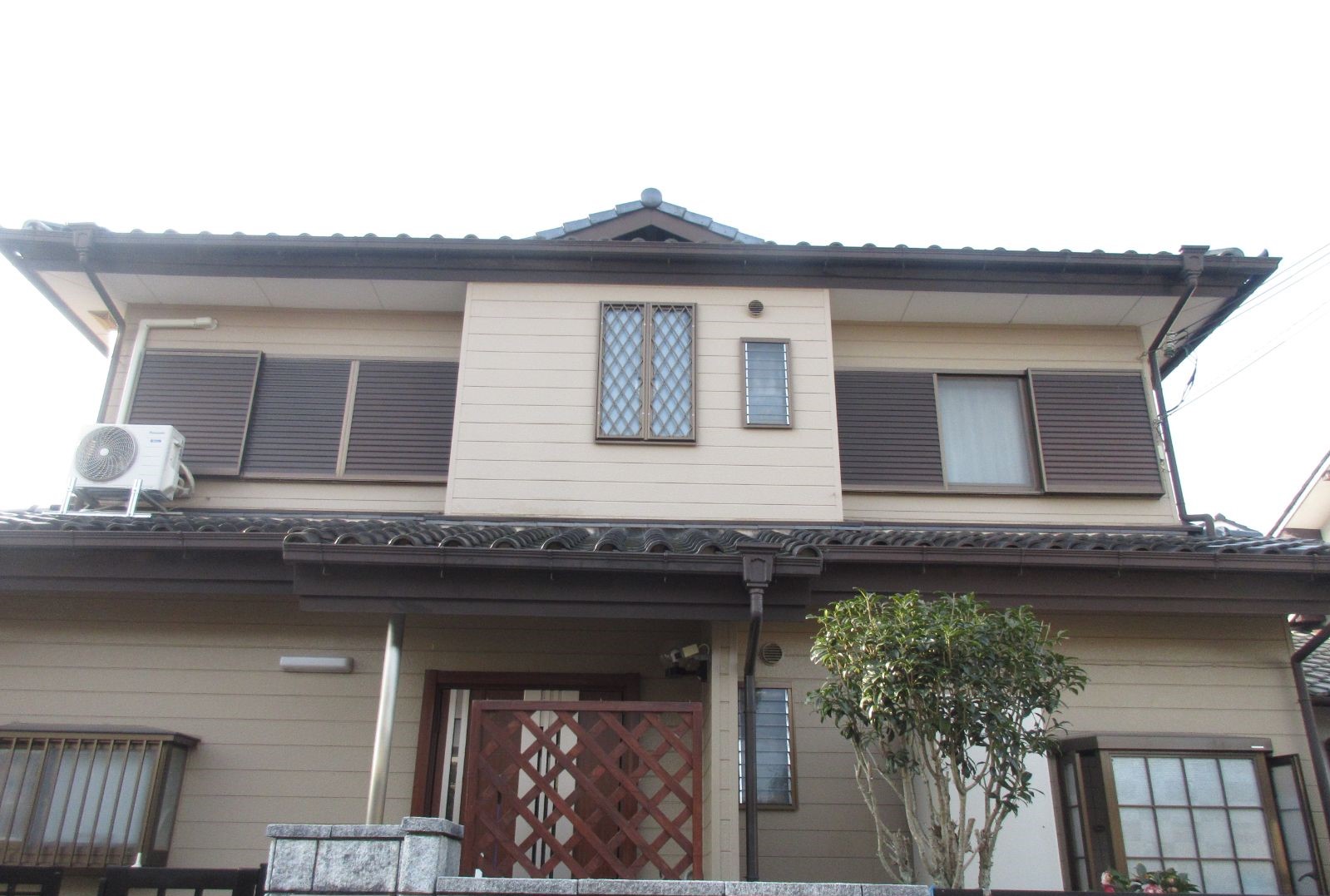 紀の川市 N様邸 外壁塗装 鼻隠し板金カバー工法 木部 ガルバリウム鋼板 工事 Br 落ち着いたグレージュの外壁 にブラウンの付帯部がマッチした素敵なお家に 和歌山市密着の外壁塗装 屋根塗装専門店エースペイント