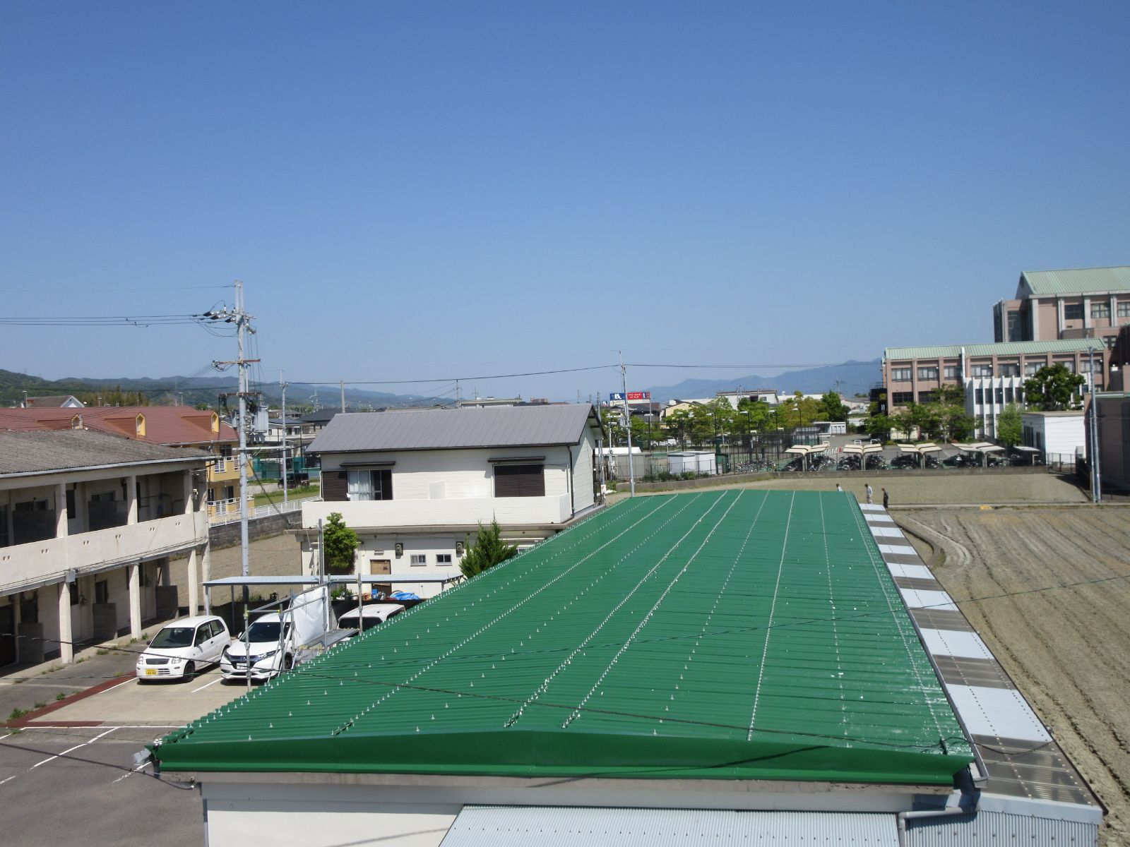 【和歌山市】屋根塗装・Y様アパート<br>『仕上がり性に優れ、高い光沢のある塗料で<br>鮮やかな緑色の屋根へ生まれ変わりました♪』
