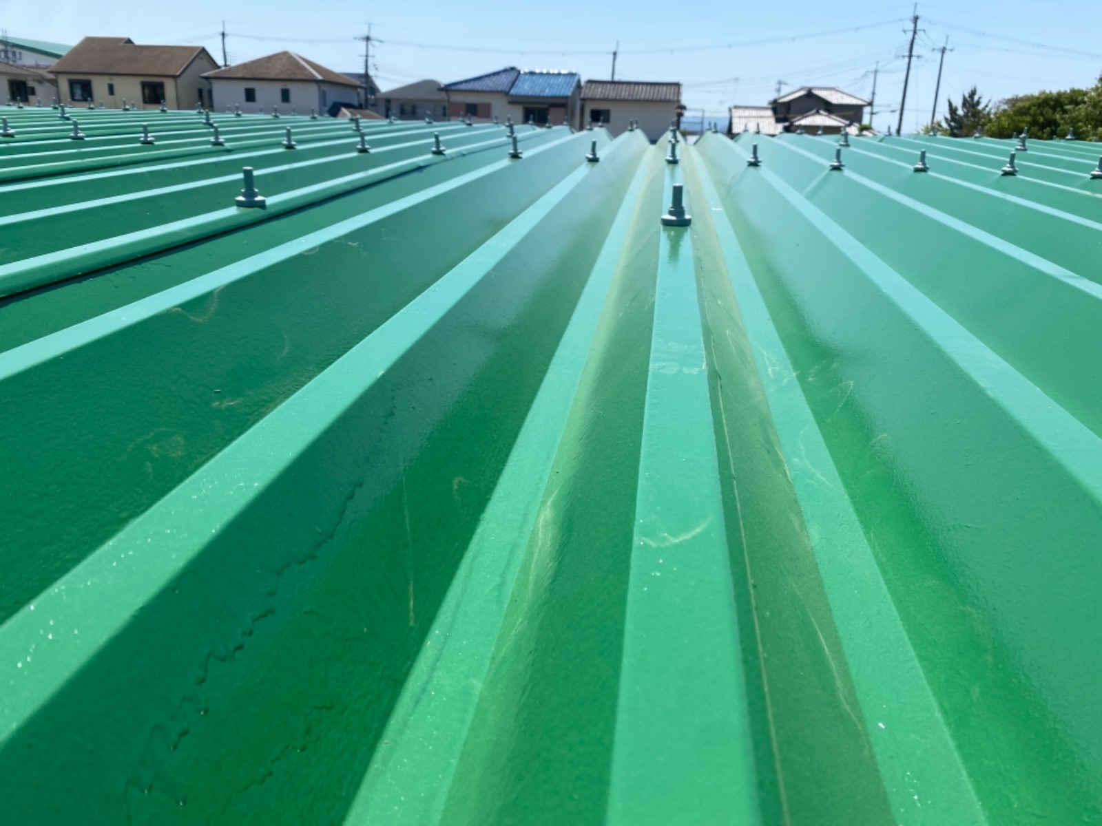【和歌山市】屋根塗装・Y様アパート<br>『仕上がり性に優れ、高い光沢のある塗料で<br>鮮やかな緑色の屋根へ生まれ変わりました…✧₊°』10