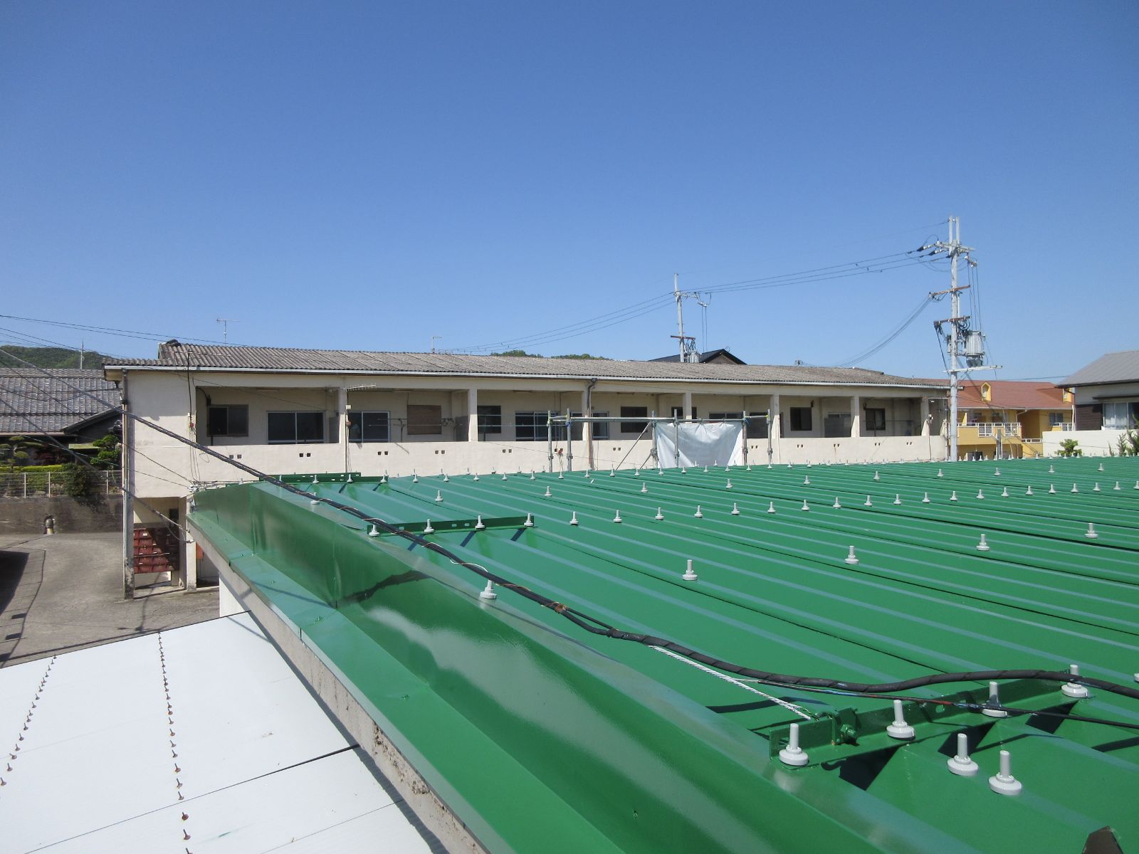 【和歌山市】屋根塗装・Y様アパート<br>『仕上がり性に優れ、高い光沢のある塗料で<br>鮮やかな緑色の屋根へ生まれ変わりました…✧₊°』8