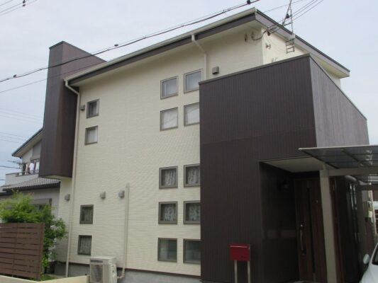 【岩出市】　N様邸　外壁塗装工事　『お洒落なデザインが引き立つクリームの外壁にダークブラウンのアクセントが引き締まった仕上がりに…✧₊°』