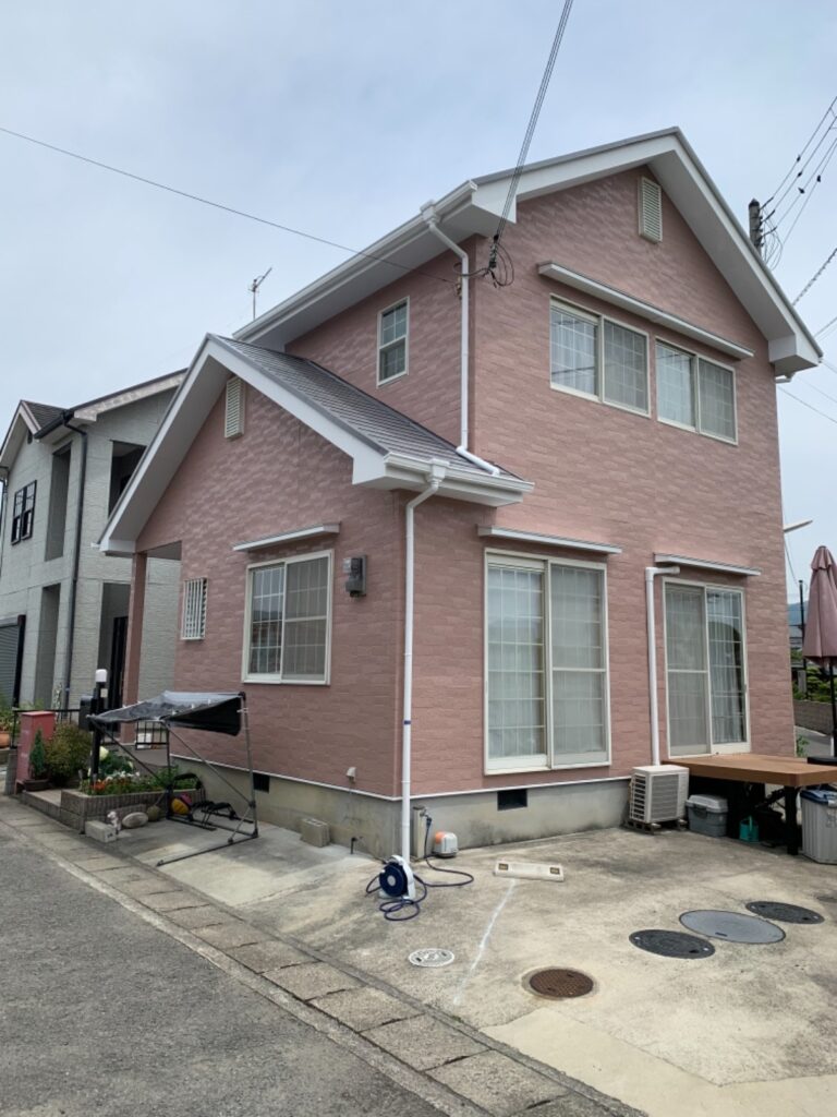 【岩出市】N様邸　外壁塗装・屋根塗装<br>『コーラルピンクの外壁にホワイトの付帯部が印象的な可愛らしい素敵なお家に…✧₊°』2