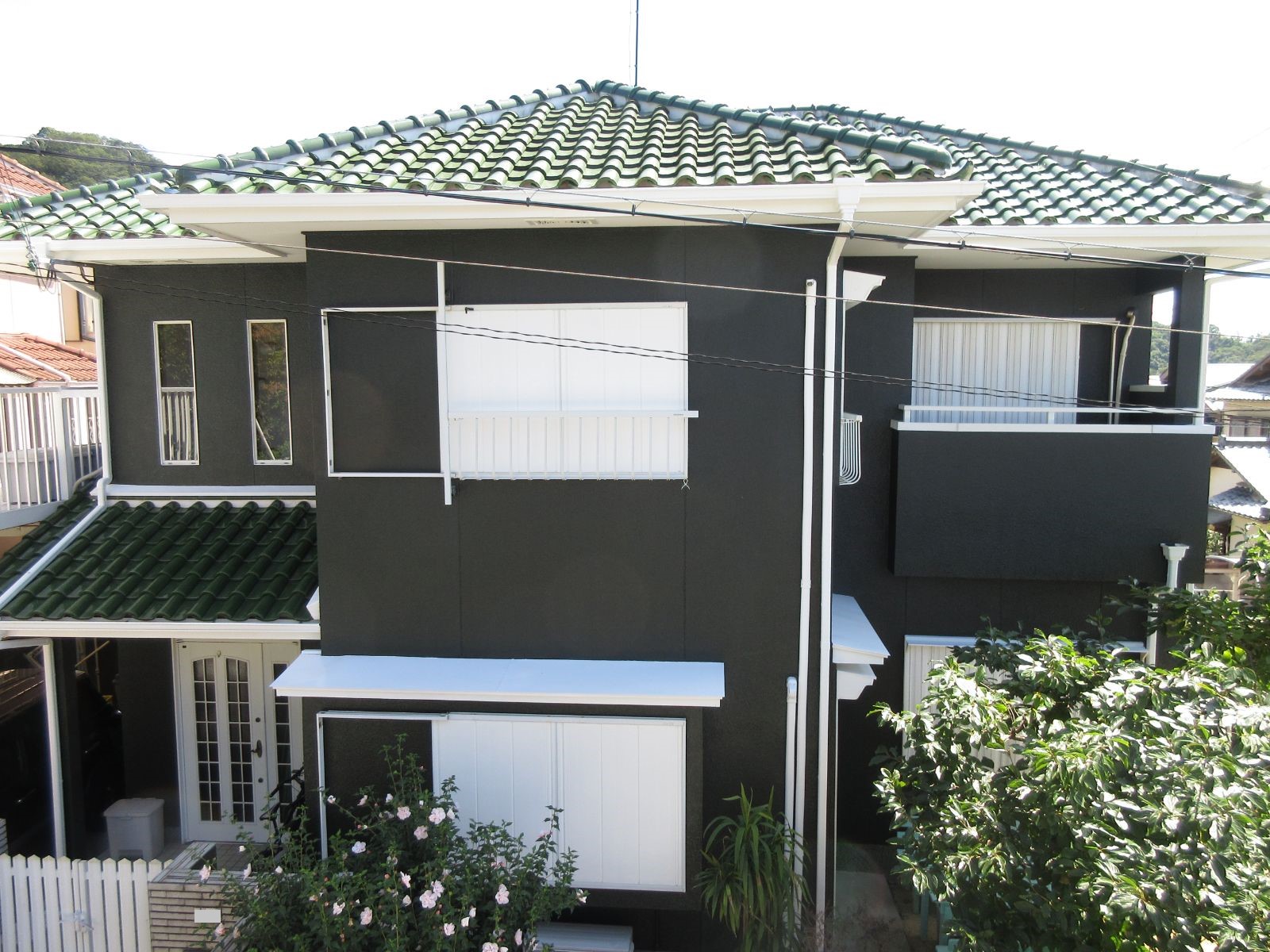 和歌山市 O様邸 Br ダークグリーンの外壁にホワイトの付帯部が輝く上品な仕上がりに インテグラルコート塗布 和歌山県和歌山市密着の外壁 塗装 屋根塗装専門店エースペイント