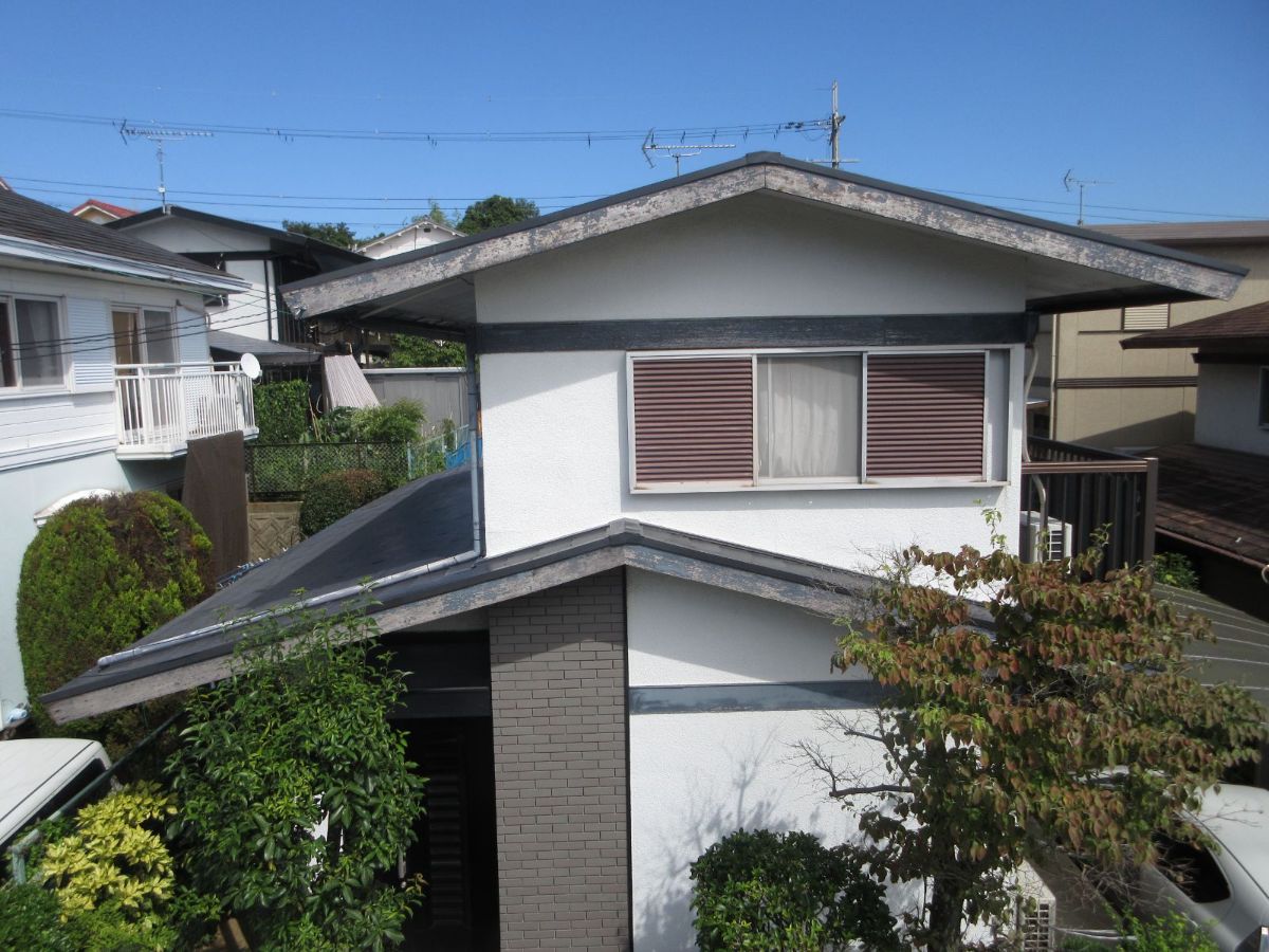 【和歌山市】　K様邸<br>『ホワイトの外壁にダークグレーのラインが引き立つシックな仕上がりのお家に…✧』　インテグラルコート塗布1