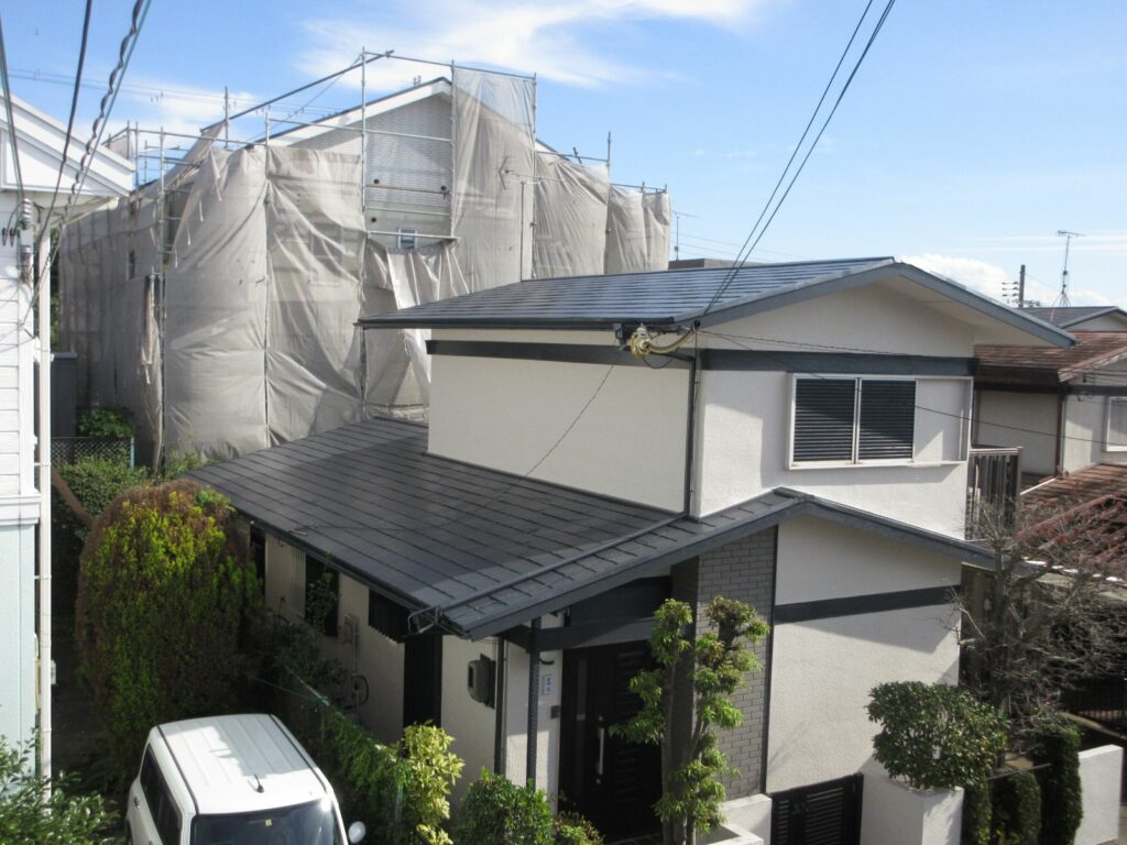 【和歌山市】　K様邸<br>『ホワイトの外壁にダークグレーのラインが引き立つシックな仕上がりのお家に…✧』　インテグラルコート塗布2