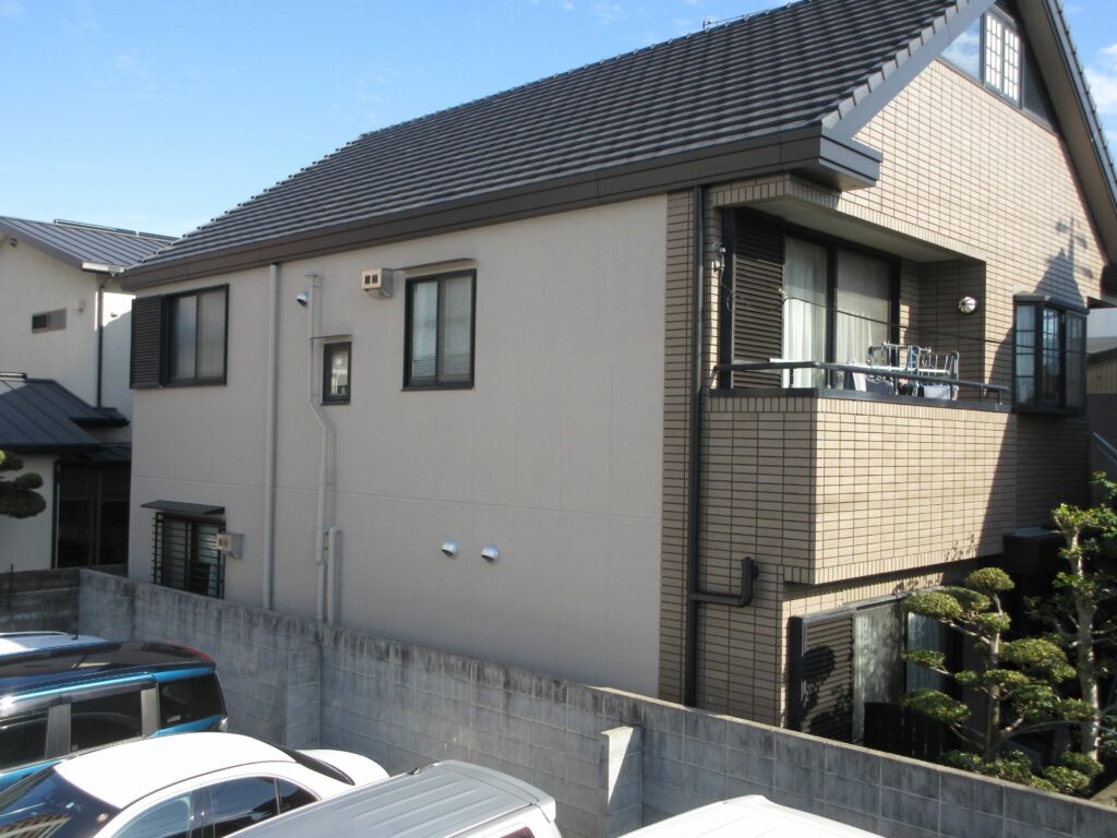 【和歌山市】 K様邸<br>『ホワイトの外壁にブラックの付帯部が引き立つスタイリッシュな新築のような仕上がりに…˖✧』2