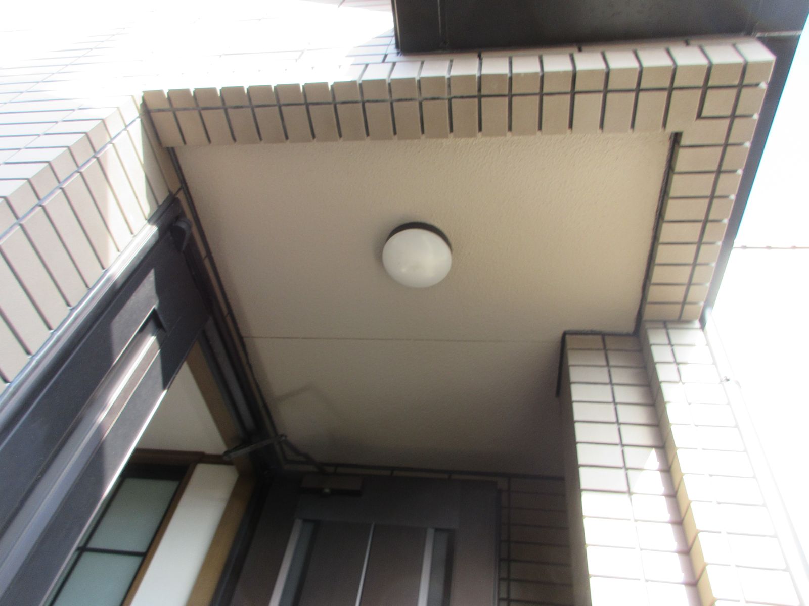 【和歌山市】　K様邸<br>『ホワイトの外壁にブラックの付帯部が引き立つスタイリッシュな新築のような仕上がりに…˖✧』8