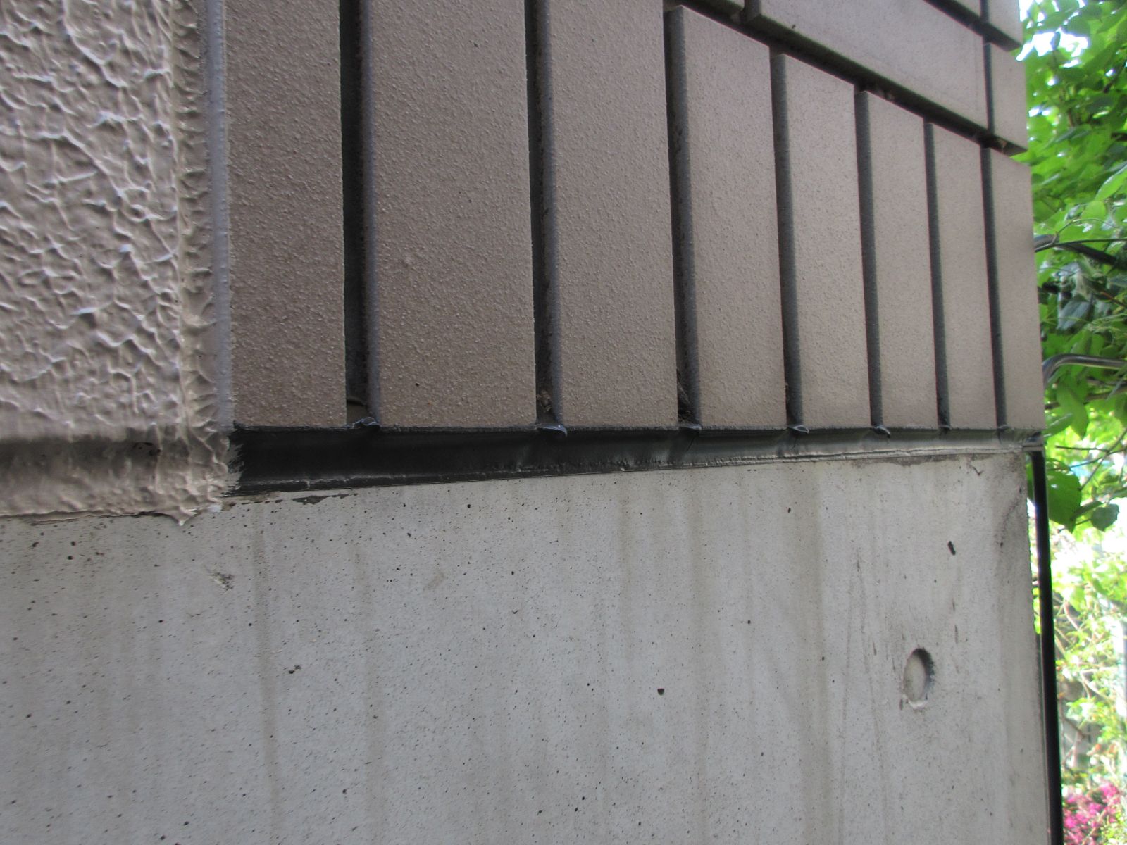【和歌山市】　K様邸<br>『ホワイトの外壁にブラックの付帯部が引き立つスタイリッシュな新築のような仕上がりに…˖✧』14