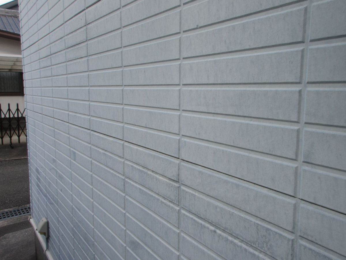 【和歌山市】　D様邸<br>『ダークグレーとライトグレーを組み合わせたツートンカラーの外壁にブラックの屋根で存在感ある仕上がりに…✧₊°』ウルトラTOP塗布3