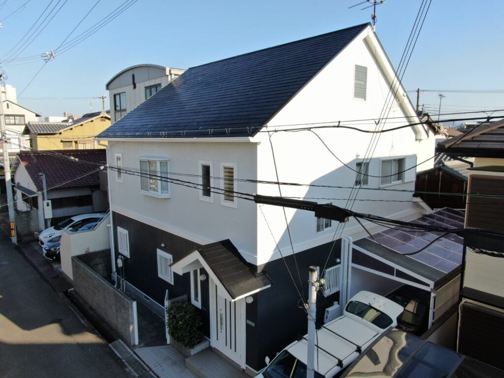 【和歌山市】　D様邸<br>『ダークグレーとライトグレーを組み合わせたツートンカラーの外壁にブラックの屋根で存在感ある仕上がりに…✧₊°』ウルトラTOP塗布2