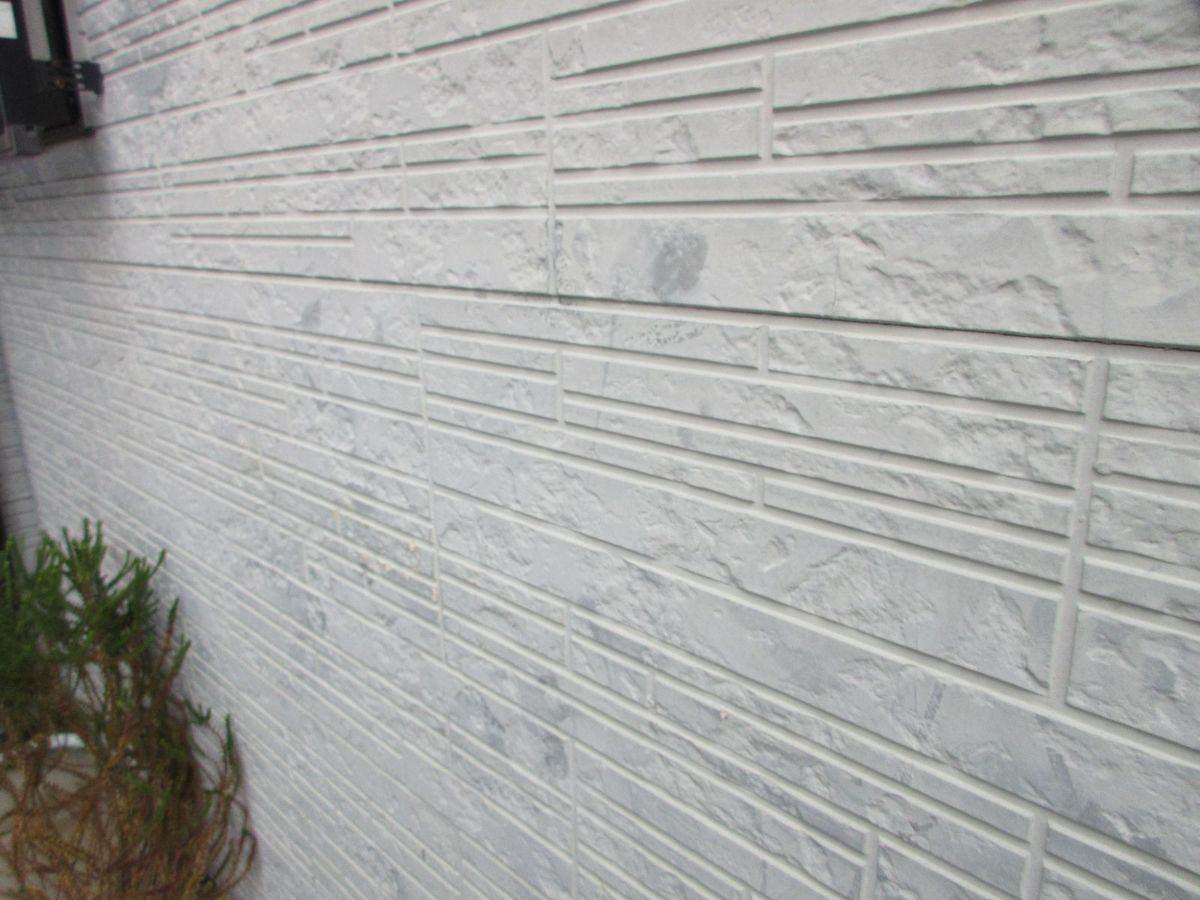 【海南市】　Ｍ様邸<br>　『ウッド調の軒天が映えるダークグレーの外壁で高級感溢れる素敵な仕上がりに…✧₊°』ウルトラTOP塗布3
