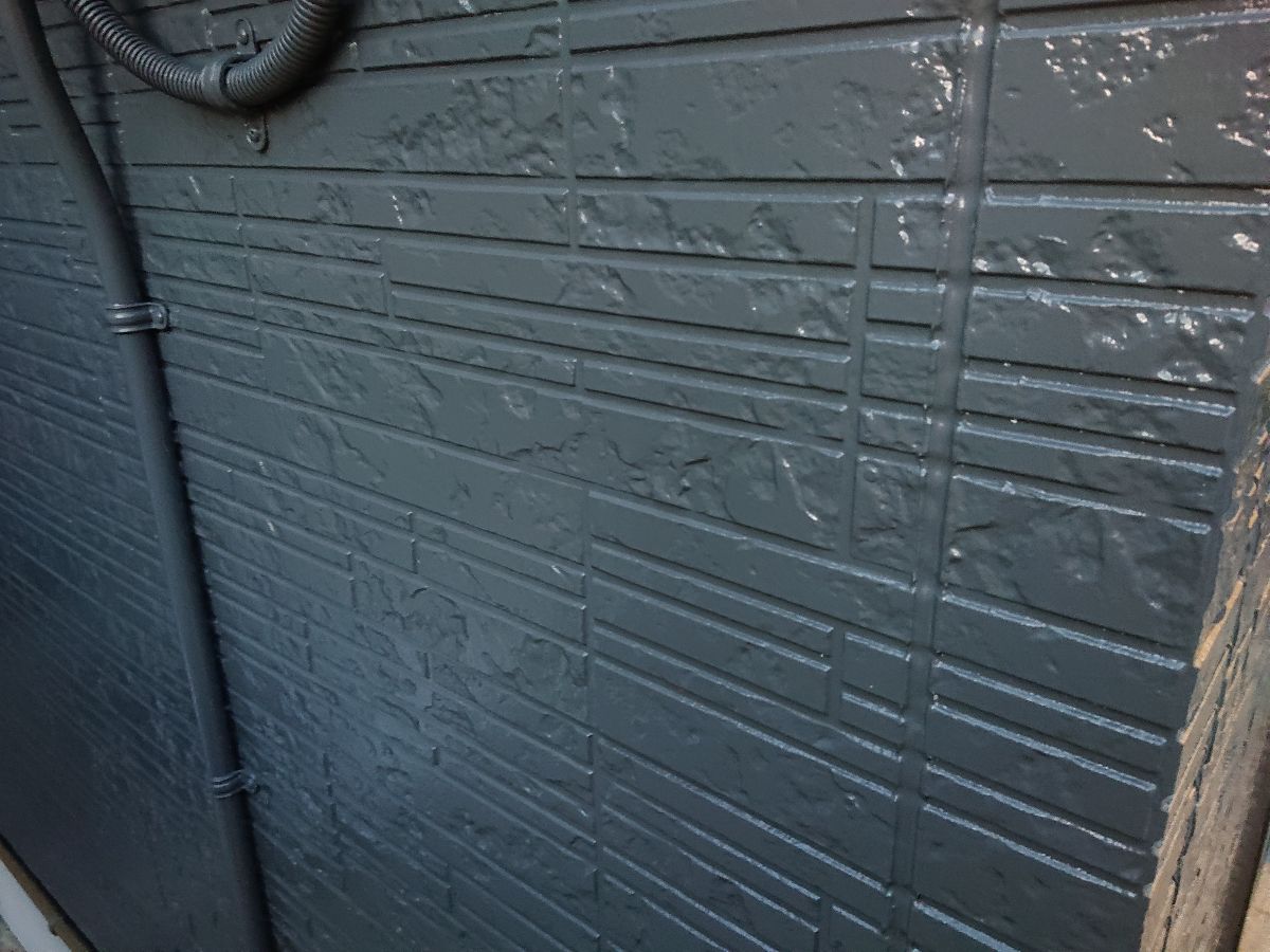 【海南市】　Ｍ様邸<br>　『ウッド調の軒天が映えるダークグレーの外壁で高級感溢れる素敵な仕上がりに…✧₊°』ウルトラTOP塗布4