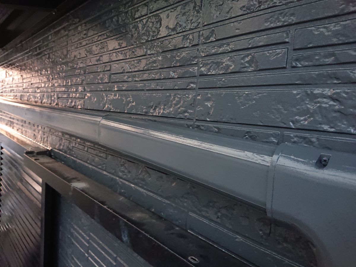 【海南市】　Ｍ様邸<br>　『ウッド調の軒天が映えるダークグレーの外壁で高級感溢れる素敵な仕上がりに…✧₊°』ウルトラTOP塗布12