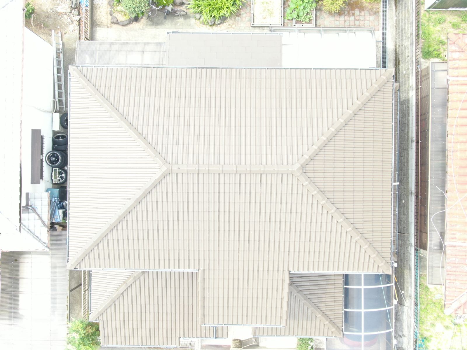 【和歌山市】　T様邸<br>『こだわりのダークグレージュで仕上げた屋根とグレージュの外壁がシックで素敵な仕上がりに…✧₊°』4