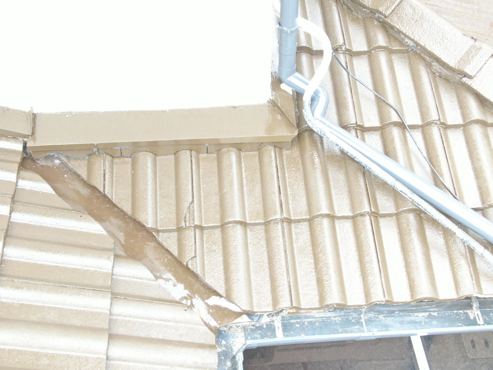 【和歌山市】　T様邸<br>『こだわりのダークグレージュで仕上げた屋根とグレージュの外壁がシックで素敵な仕上がりに…✧₊°』6