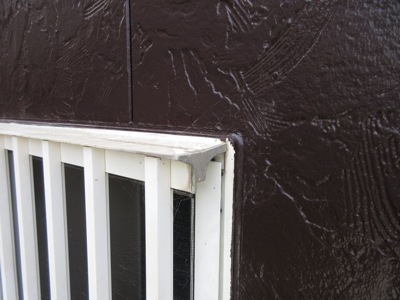 【和歌山市】　O様邸<br>『ガーネットの外壁にホワイトの付帯部が輝く重厚感ある仕上がりに…✧₊°』ウルトラTOP塗布12
