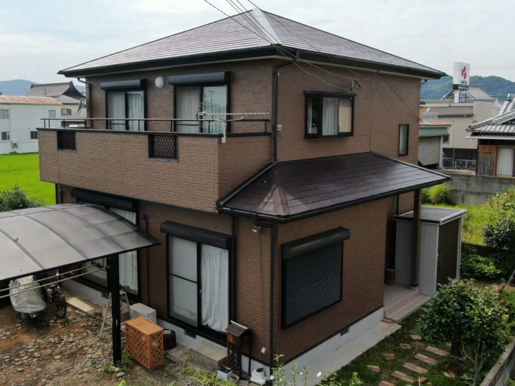 【御坊市】 H様邸<br>『ダークチョコレートの屋根にセピアブラウンの外壁が素敵な仕上がりに…✧₊°』2