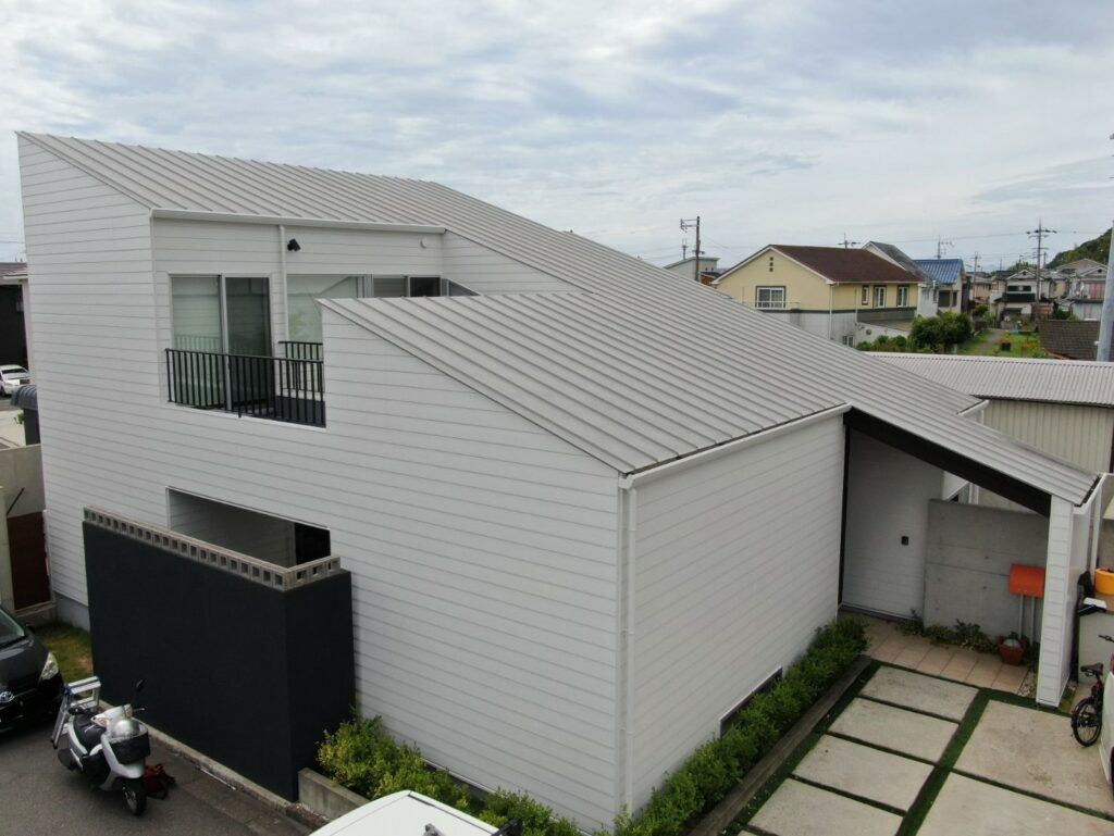 【和歌山市】　S様邸<br>『ホワイトを基調とした外壁にブラックのアクセントがハイセンスで素敵な仕上がりに…✧₊°』インテグラルコート塗布2
