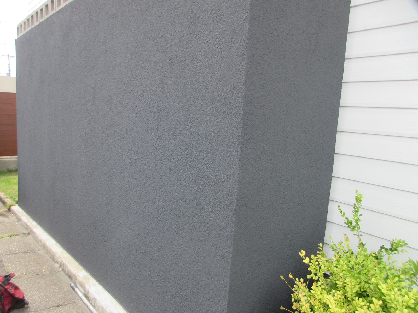 【和歌山市】　S様邸<br>『ホワイトを基調とした外壁にブラックのアクセントがハイセンスで素敵な仕上がりに…✧₊°』インテグラルコート塗布20
