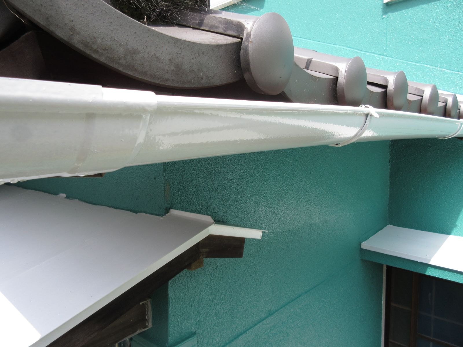 【大阪府】　M様邸<br>『エメラルドグリーンの外壁にホワイトの付帯部が可愛らしい素敵な仕上がりに…✧₊°』ウルトラTOP塗布8