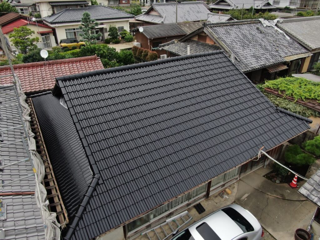 【橋本市】　H様邸<br>『耐久性抜群の外壁カバー工法とブラックの屋根が重厚感溢れる素敵な仕上がりに…✧₊°』2