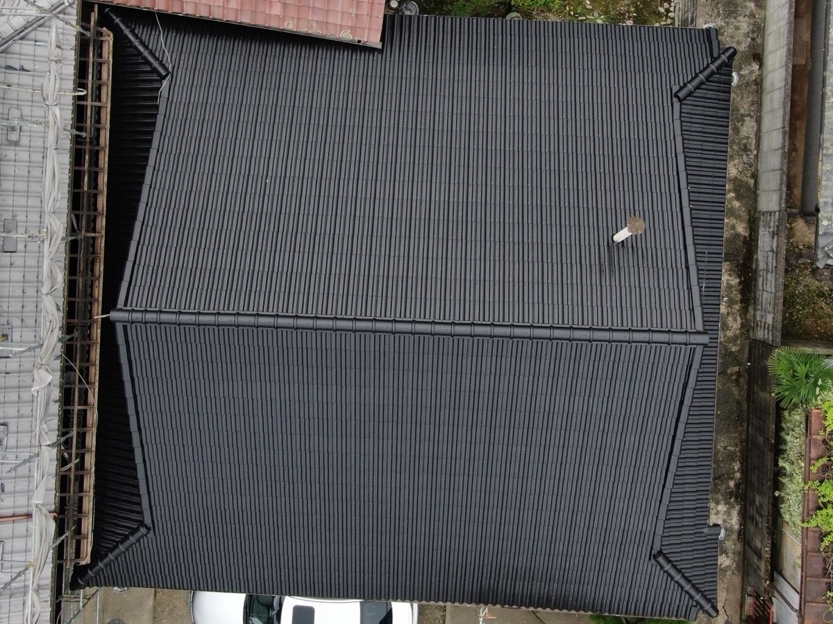 【橋本市】　H様邸<br>『耐久性抜群の外壁カバー工法とブラックの屋根が重厚感溢れる素敵な仕上がりに…✧₊°』4