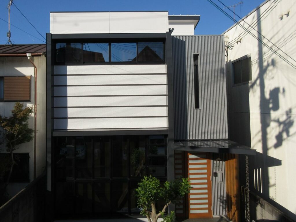 【和歌山市】　Y様邸<br>『ホワイトの外壁とグレーの屋根が洗練された素敵な仕上がりに…✧₊°』ウルトラTOP塗布2