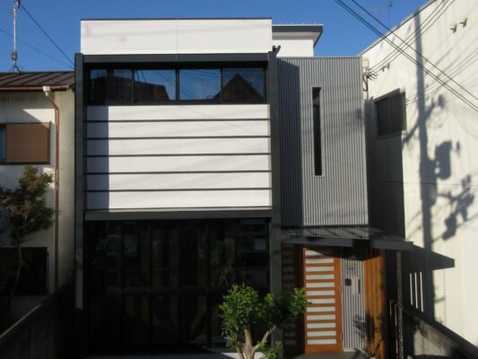 【和歌山市】　Y様邸<br>『ホワイトの外壁とグレーの屋根が洗練された素敵な仕上がりに…✧₊°』ウルトラTOP塗布