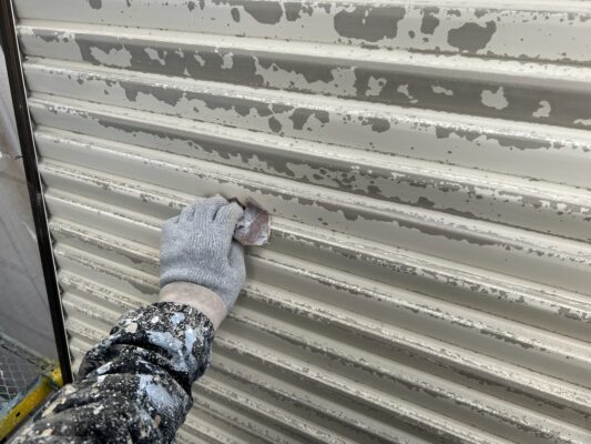 和歌山市密着の外壁塗装・屋根塗装専門店エースペイントの雨戸の塗装　ケレン