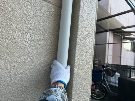 和歌山市密着の外壁塗装・屋根塗装専門店エースペイントの竪樋の塗装　ケレン