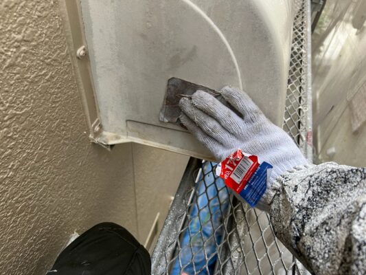 和歌山市密着の外壁塗装・屋根塗装専門店エースペイントの換気フードの塗装　ケレン