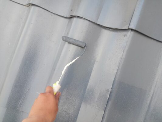 和歌山市密着の外壁塗装・屋根塗装専門店エースペイントの屋根の塗装　中塗り塗装