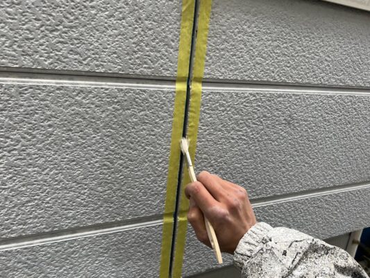 和歌山市密着の外壁塗装・屋根塗装専門店エースペイントの外壁の塗装　目地　プライマー塗布
